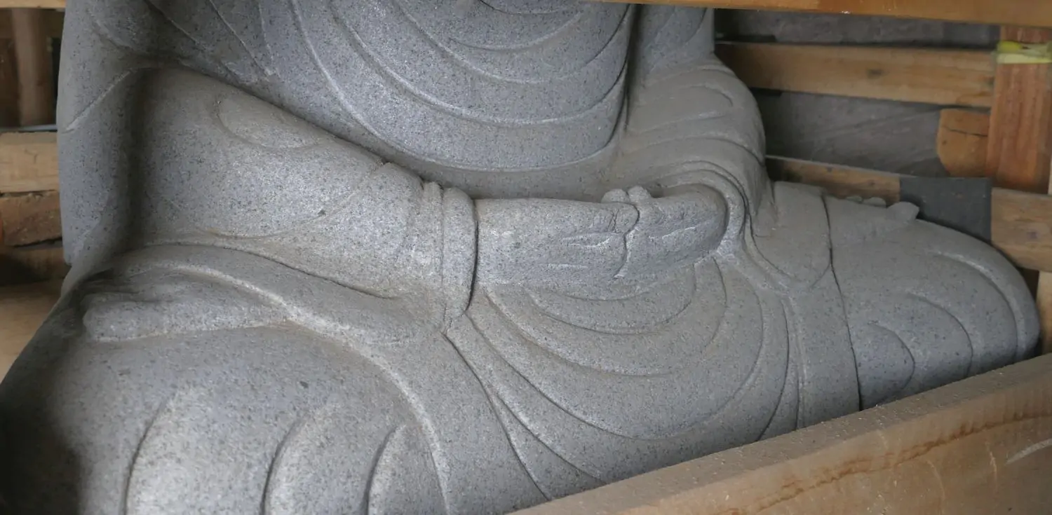  Product image 7 of the product “Seated Buddha made of high value riverstone with the hand gesture “meditation”, height 74cm. Stonemason’s work ”
